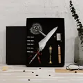 Elegantes Schreibfeder-Set mit weißer Feder, Tinte, Stempel und Wachs in schwarzer Box - Weiß (SP041000)