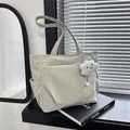 Borsa tote minimalista color crema di grande capacità con grazioso ciondolo a nuvola - Taglia unica / Bianco