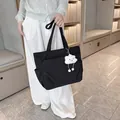 Borsa tote in tela nera minimalista da donna con un simpatico portachiavi a forma di nuvola - Taglia unica / Nero