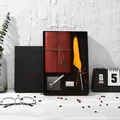 Vintage-Set aus Federkiel und Leder-Notizbuch mit Tinte und Halter in Geschenkbox. - Oranges Feder Set