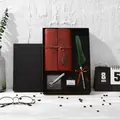 Vintage Leder-Notizbuch und grünes Federkiel-Stift-Geschenkset in schwarzer Box - Olivgrünes Feder Set
