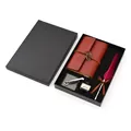 Vintage-Geschenkset mit rotem Federkiel und geprägtem Leder-Notizbuch in schwarzer Box - Weinrotes Feder Set