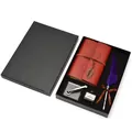 Retro-Notizbuch aus rotem Leder und lila Federkiel-Geschenkset in einer schwarzen Box - Lila Feder Set
