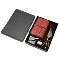 Vintage Schreibset mit rotem Lederjournal und Federkiel in einer schwarzen Geschenkbox - Graues Feder Set