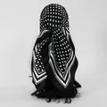 Vue arrière détaillée d'un foulard carré en satin à pois noir et blanc noué en turban élégant - 90*90cm / FH186-01 - noir