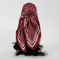 Vue arrière d'un foulard en soie rouge à pois noué en bandeau élégant - 90*90cm / FH186-02 - rouge vin