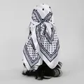 Vue détaillée d'un foulard en soie blanche à pois avec bordure imprimé léopard bleu. - 90*90cm / FH187-01 - blanc