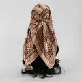 Vue arrière détaillée d'un foulard en soie bronze à pois noué en bandeau sur la tête. - 90*90cm / FH187-02 - café