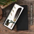 Élégant coffret cadeau stylo plume vintage avec une plume grise et boîte noire - Gris