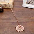 Elegante bolígrafo de escritorio de metal oro rosa con base decorativa tallada - Rosa oro