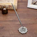 Elegante bolígrafo de escritorio de metal plateado con base de filigrana en madera - Plateado