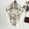Gedetailleerd overzicht van de kleurrijke sjaal met bloemenprint aan een hanger - 110*110cm / Beige Bloemen