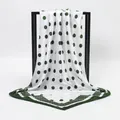 Elegante witte satijnen vierkante sjaal met donkergroene stippen voor haar of nek - 90*90cm / Groen
