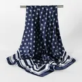 Dettaglio del foulard quadrato in raso blu vintage con pois bianchi e bordo a righe - 90*90cm / Blu Navy