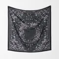 Volledig overzicht van een elegante voile sjaal met bloemenmotieven aan een witte muur - 110*110cm / Zwart (Bloemen)