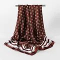 Dettaglio di sciarpa quadrata in raso marrone con pois blu ondulati e bordo a righe - 90*90cm / 2# Rosso Vino