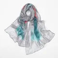 Détail écharpe longue en mousseline florale grise, foulard léger et transparent d'été. - Gris