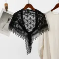 Nahaufnahme eines schwarzen Spitzen-Dreieckstuchs mit Blumenmustern und Quastenfransen - SJJ121-1 Stil / Schwarz