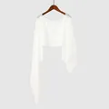 Détail du châle en mousseline blanche drapée montrant le tissu transparent élégant - Blanc