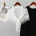 Eleganter weißer floraler Spitzen-Dreiecksschal mit Häkelarbeit und Fransenquasten. - SJJ121-2 Stil / Weiß