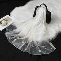 Vue détaillée d'une écharpe élégante en organza blanc avec perles et broderies papillons - Blanc
