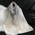 Detail van elegante organza sjaal met kleine parels en glinsterende golfvormige randen voor jurken - 190*70cm / Grijs