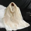 Elegant detail van organza sjaal met verfijnde versieringen van strass en parels - 190*70cm / Abrikoos