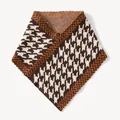 Detailed view of a houndstooth knit neck warmer in brown and orange tones. - 35*32cm / Coffee Camel