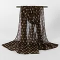 Gedetailleerde weergave van een bruine chiffon sjaal met mintgroen polkadotpatroon - Koffie (XQ520-3#)