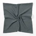 Macro-opname van donkergrijze polyester vierkante sjaal met zachte stoftextuur - 90*90cm / donkergrijs