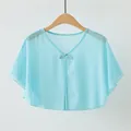 Dettaglio di uno scialle in chiffon azzurro con chiusura a bottone su gruccia in legno. - Top / Taglia unica / Aqua