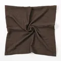 Macro-opname van zachte bruine polyester vierkante sjaal met ademende crinkle stofstructuur - 90*90cm / koffiekleur