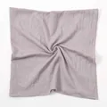 Primer plano de un pañuelo cuadrado de poliéster malva suave con textura plisada - 90*90cm / Violeta Claro