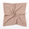 Vista detallada de la textura de un pañuelo cuadrado de poliéster plisado en rosa antiguo. - 90*90cm / Rosa Palo