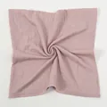 Primer plano de la textura arrugada del pañuelo de poliéster rosa palo en un remolino. - 90*90cm / Rosa Palo