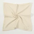Pañuelo cuadrado de poliéster beige liso suave con un elegante acabado de tela texturizada - 90*90cm / Beige