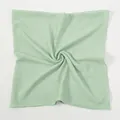 Pañuelo cuadrado de poliéster verde menta suave con elegante detalle de giro - 90*90cm / Verde claro