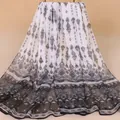 Detailopname van een lichte chiffon sjaal met elegante etnische en Indiase printpatronen - Indiase Etnische Print Stijl (XQ289-#8) / Wit / 150x50cm
