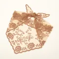 Eleganter hellbrauner bestickter floraler Spitzen-Dreiecksschal für Damen mit feinen Mustern - Floral Besticktes Dreieckstuch (VS770-3)
