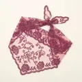 Eleganter burgunderfarbener floraler Spitzen-Dreiecksschal mit feiner Stickerei. - Floral Besticktes Dreieckstuch (VS770-5)