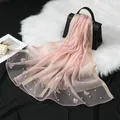 Écharpe élégante en organza rose avec papillons brodés et perles pour le style femme - Rose