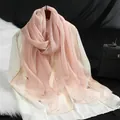 Detailweergave van roze organza sjaal met vlinderborduurwerk en parelkralen - 190x70cm / 3# Roze