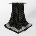 Vue détaillée d'un foulard en soie noir à pois blancs et bordure cachemire - Noir / 90x90cm
