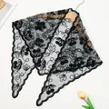 Eleganter schwarzer Spitzen-Dreiecksschal mit feiner Kirschstickerei auf Netzgewebe - Floral Besticktes Dreieckstuch (SJJ104-1)