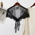 Detailansicht eines eleganten, schwarz bestickten Spitzen-Dreieckstuchs am Kleiderbügel - SJJ123 Style / 134x47cm / Schwarz