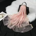 Écharpe longue en organza rose et gris avec broderie de papillons et perles élégantes. - Rose