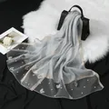 Écharpe élégante en organza gris avec appliques de papillons et perles délicates. - Gris