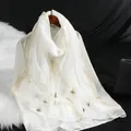 Elegante witte organza lange sjaal met geborduurde vlinders en decoratie van parels - 190x70cm / Wit