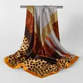Detail eines seidigen Satingewebe-Viereckstuchs mit Leopardenmuster und geometrischem Design. - 90*90cm / Kaffee