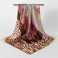 Detailansicht eines quadratischen Seidenschals mit Leopardenmuster und eleganter Textur - 90*90cm / Rosa